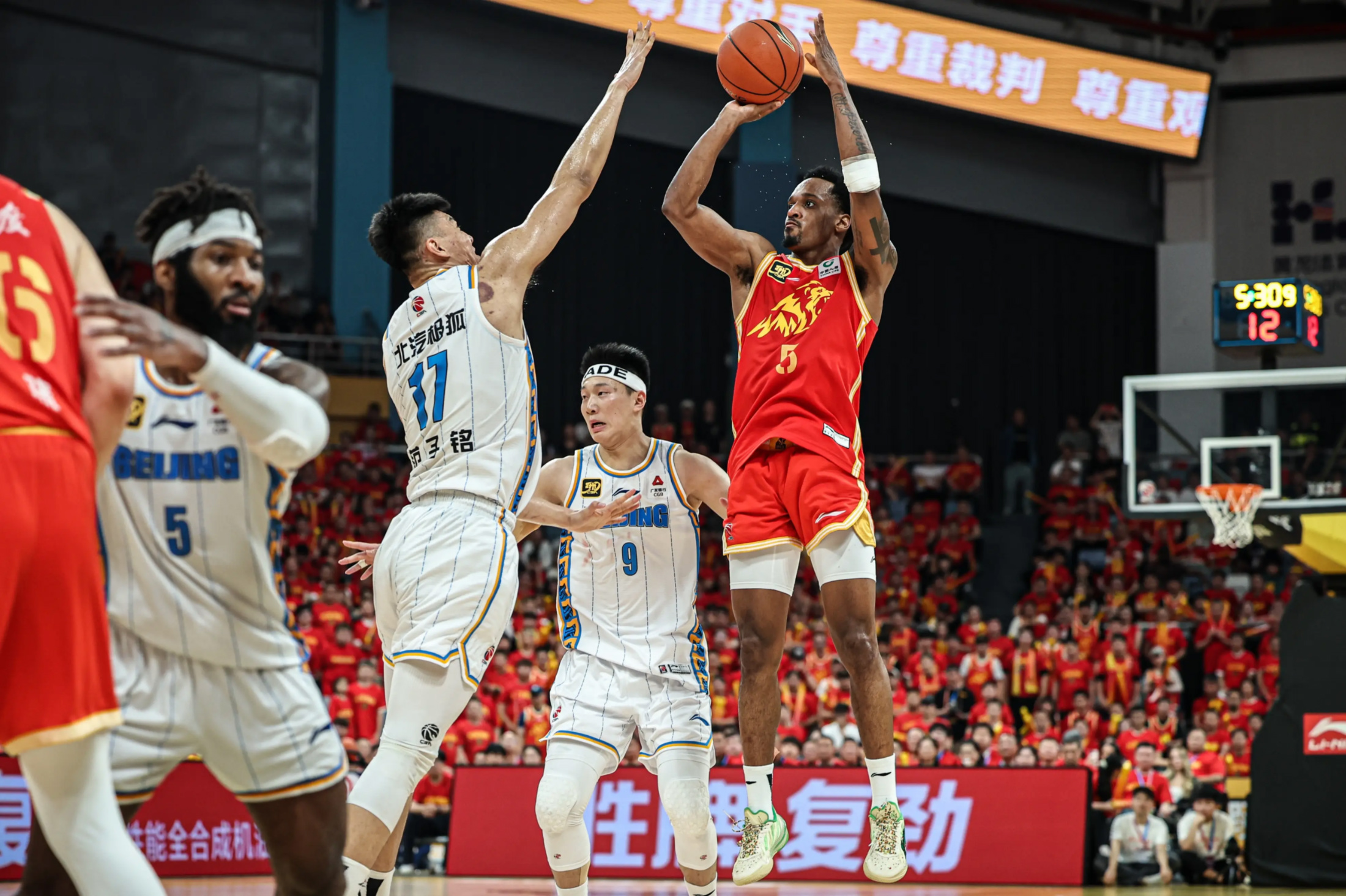 九游体育app包含风云突变上海海港窗口期篮板制胜，NBA常规赛版图或变，悬念犹存，年轻球员得到机会的词条